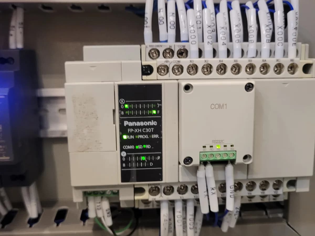 DIN ray üzerine monte edilmiş PLC kontrol ünitesi